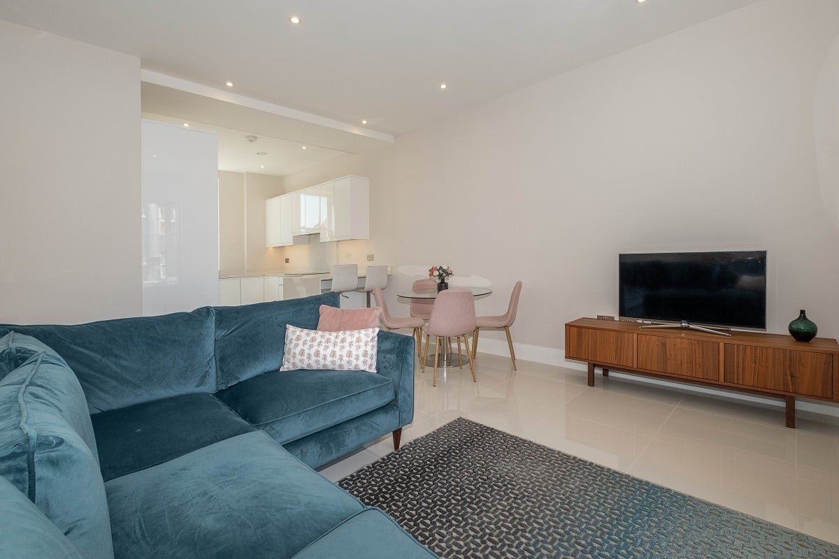 Flat Merton Road in Greater London
