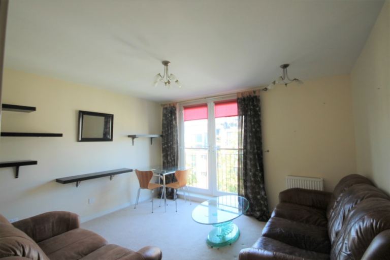 Flat Waterfront Gait in City of Edinburgh