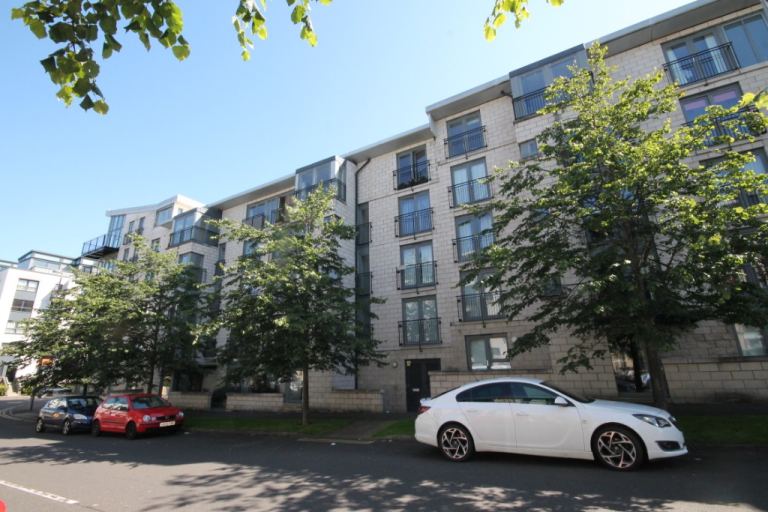 Flat Waterfront Gait in City of Edinburgh