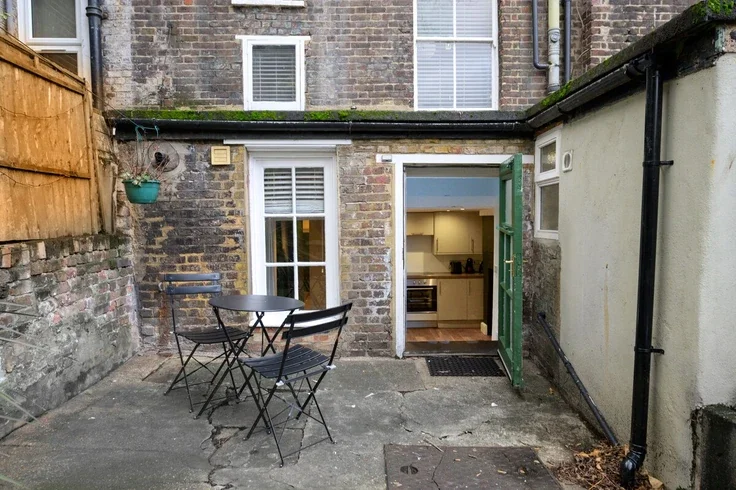 Flat Commercial Road in Greater London