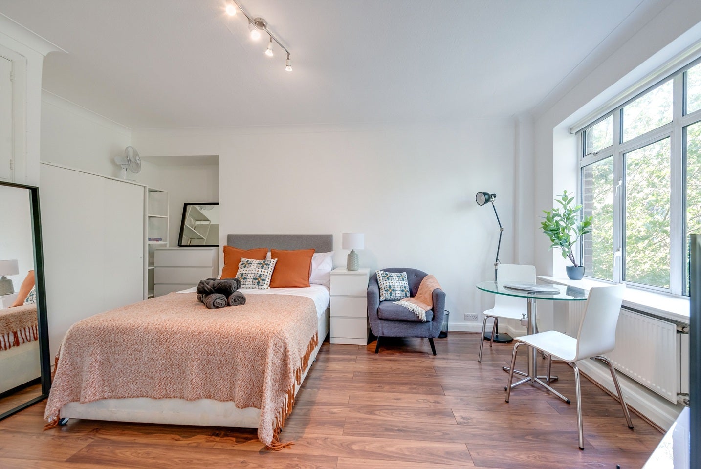 Flat Warren Street in Greater London