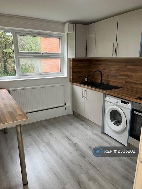 Flat Summers Close in Greater London
