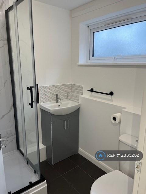 Flat Summers Close in Greater London