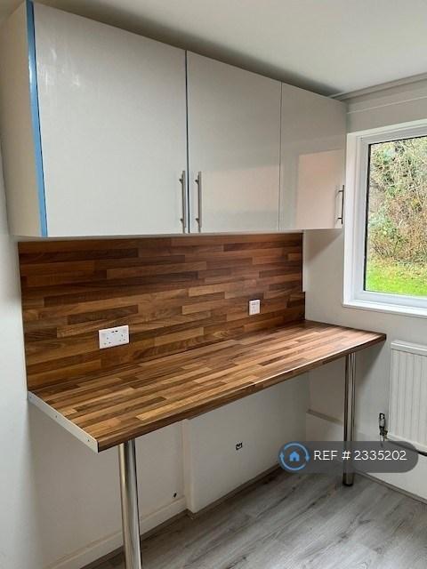 Flat Summers Close in Greater London