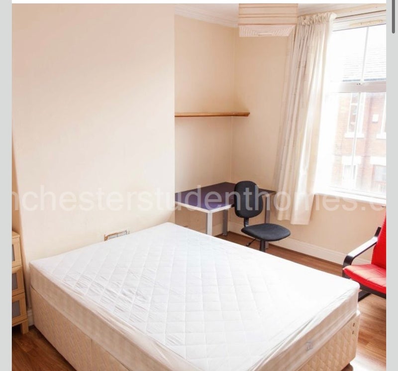 Room Wallace Avenue in Manchester