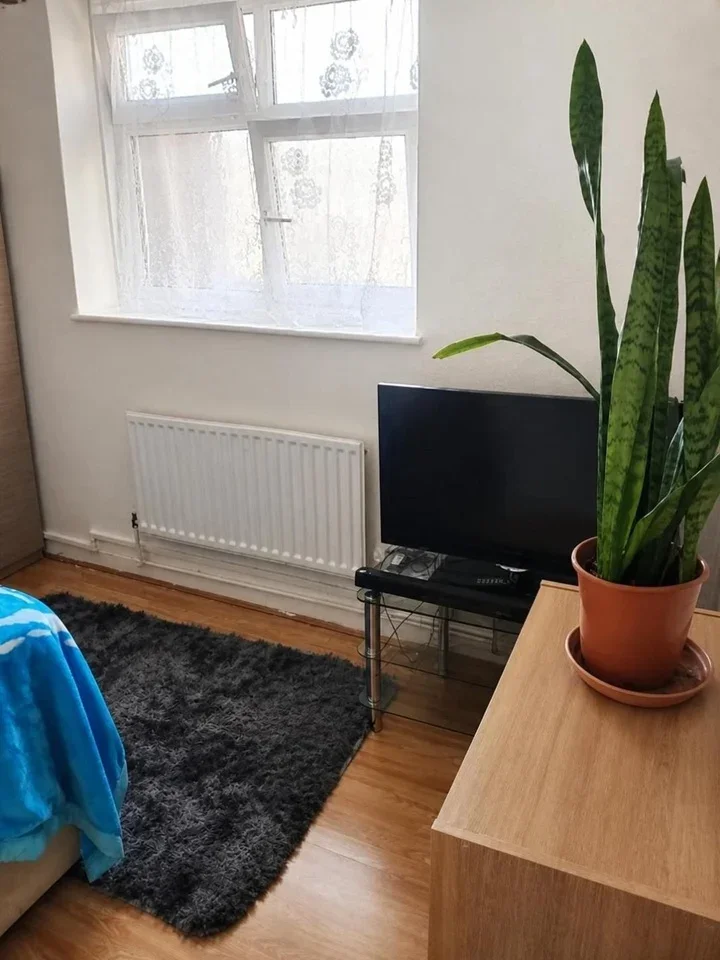 Room Homerton Road in Greater London
