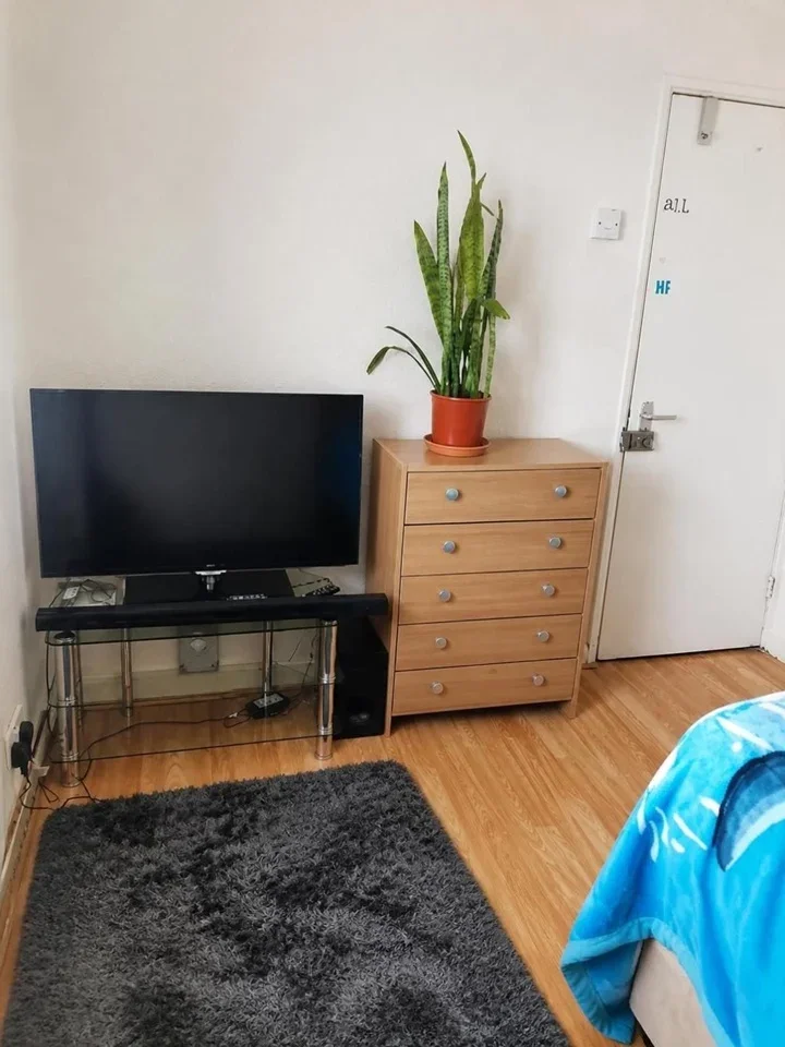 Room Homerton Road in Greater London
