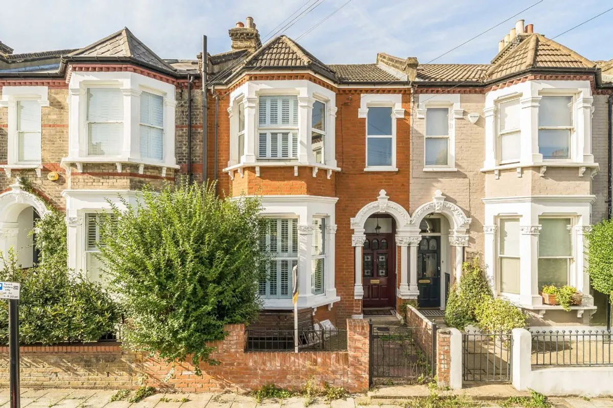 House Fairmount Road in Greater London
