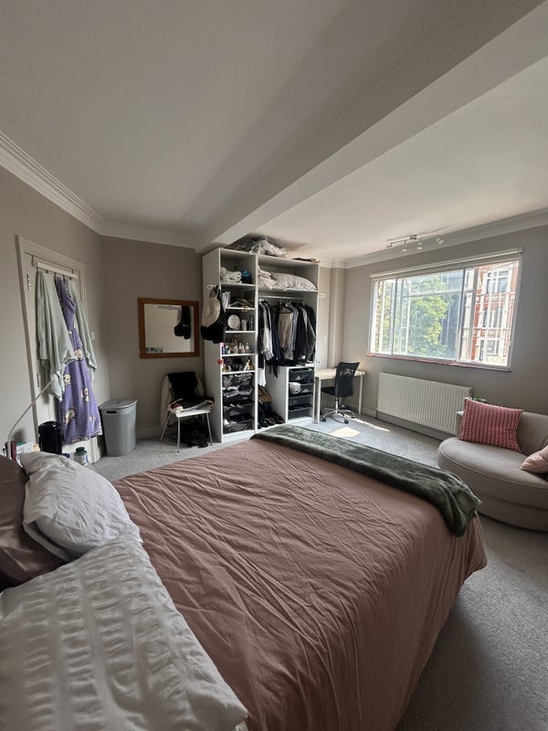 Room 1st Avenue in Greater London