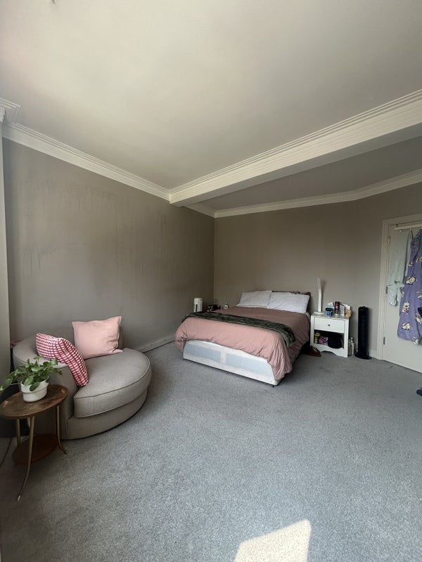Room 1st Avenue in Greater London