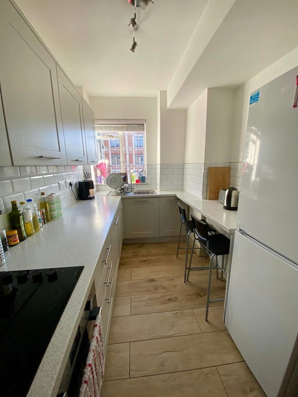 Room 1st Avenue in Greater London