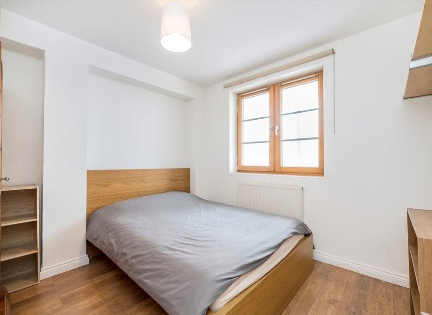 Flat Chicksand Street in Greater London
