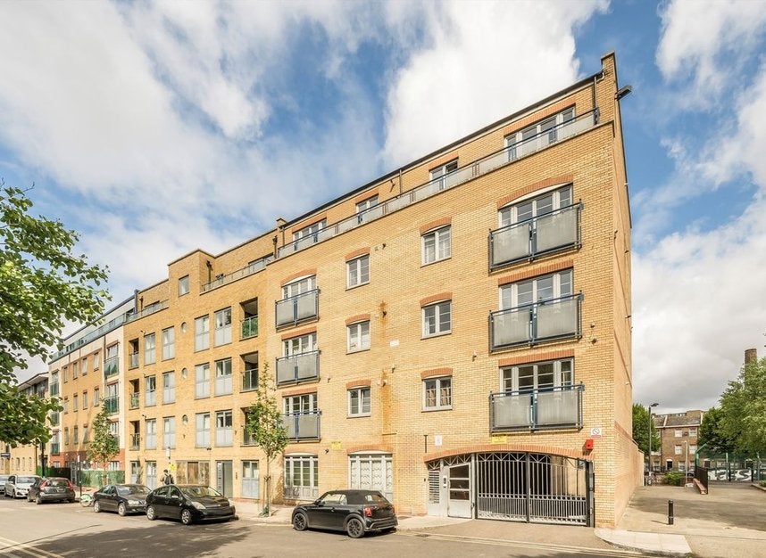 Flat Chicksand Street in Greater London