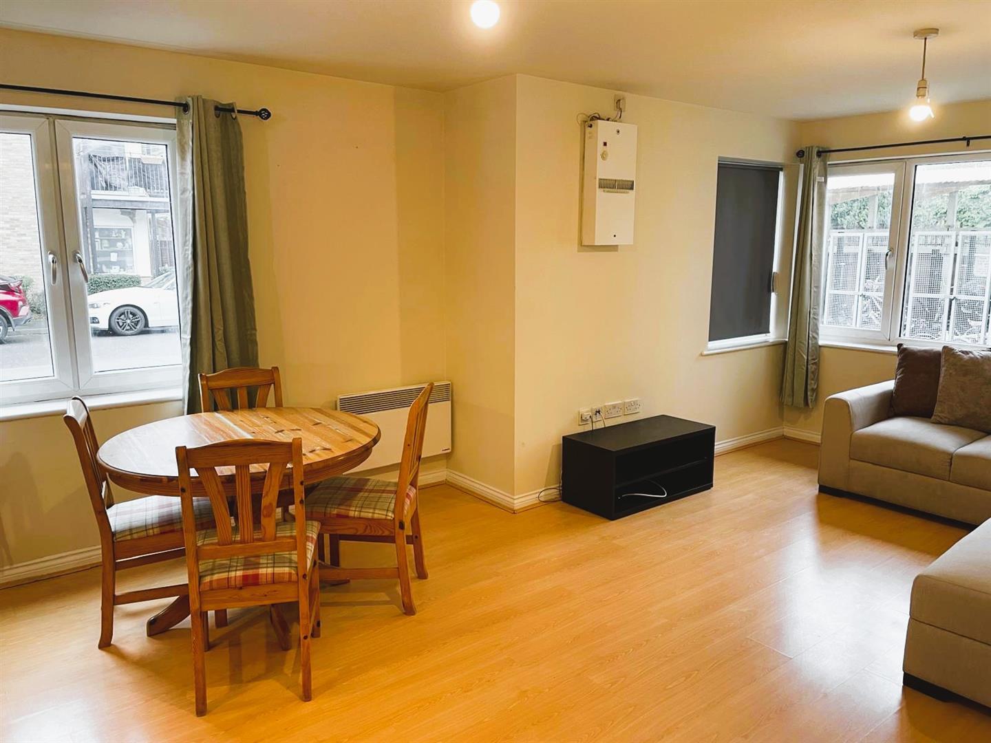 Flat Blackburn Way in Greater London