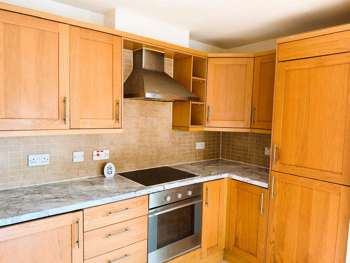 Flat Blackburn Way in Greater London