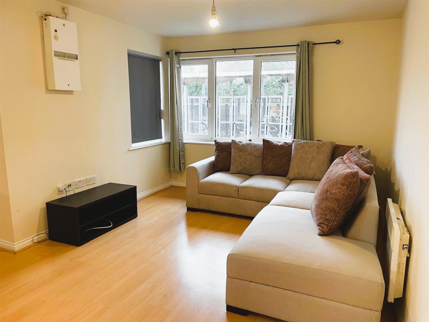 Flat Blackburn Way in Greater London