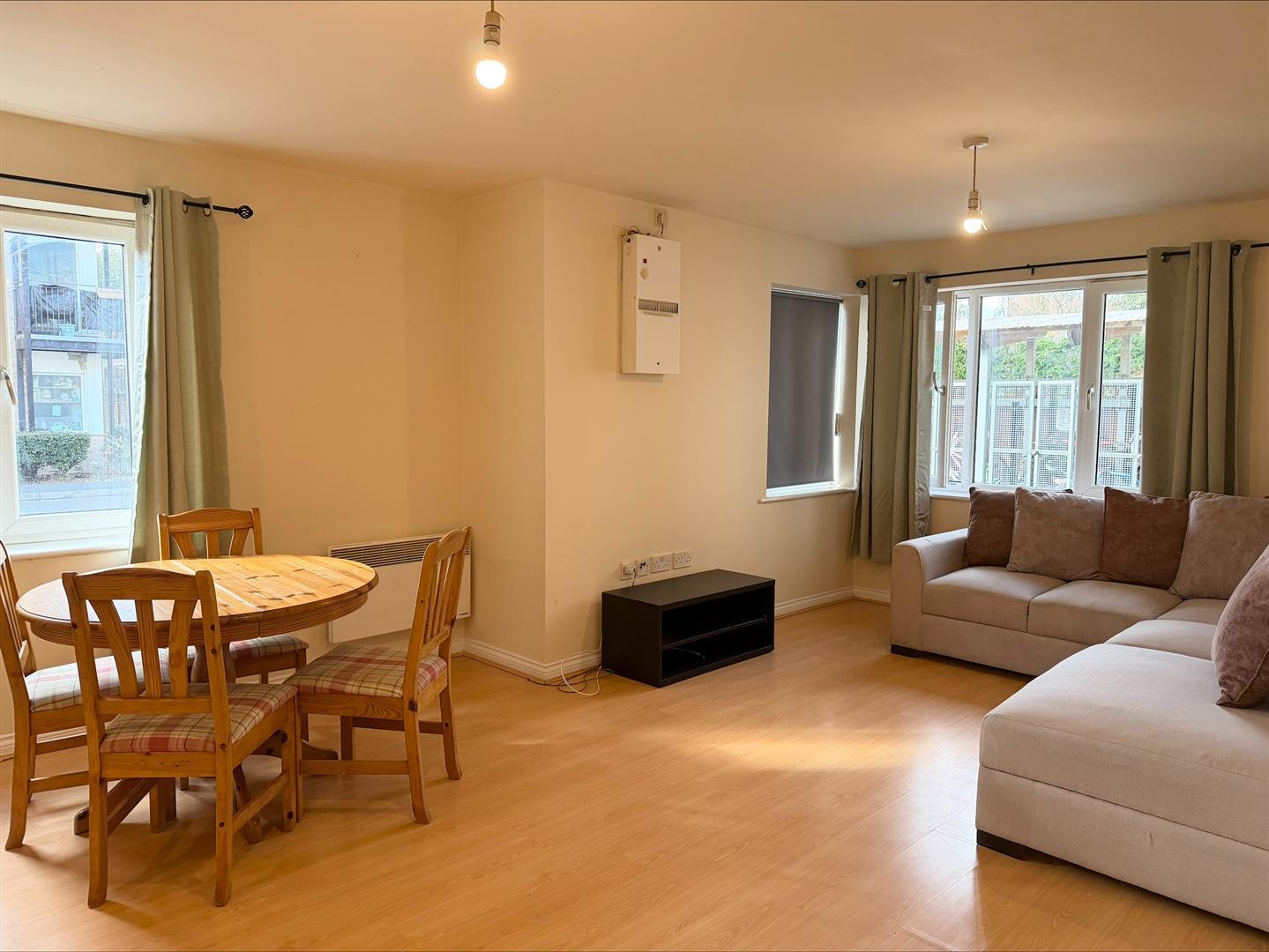 Flat Blackburn Way in Greater London