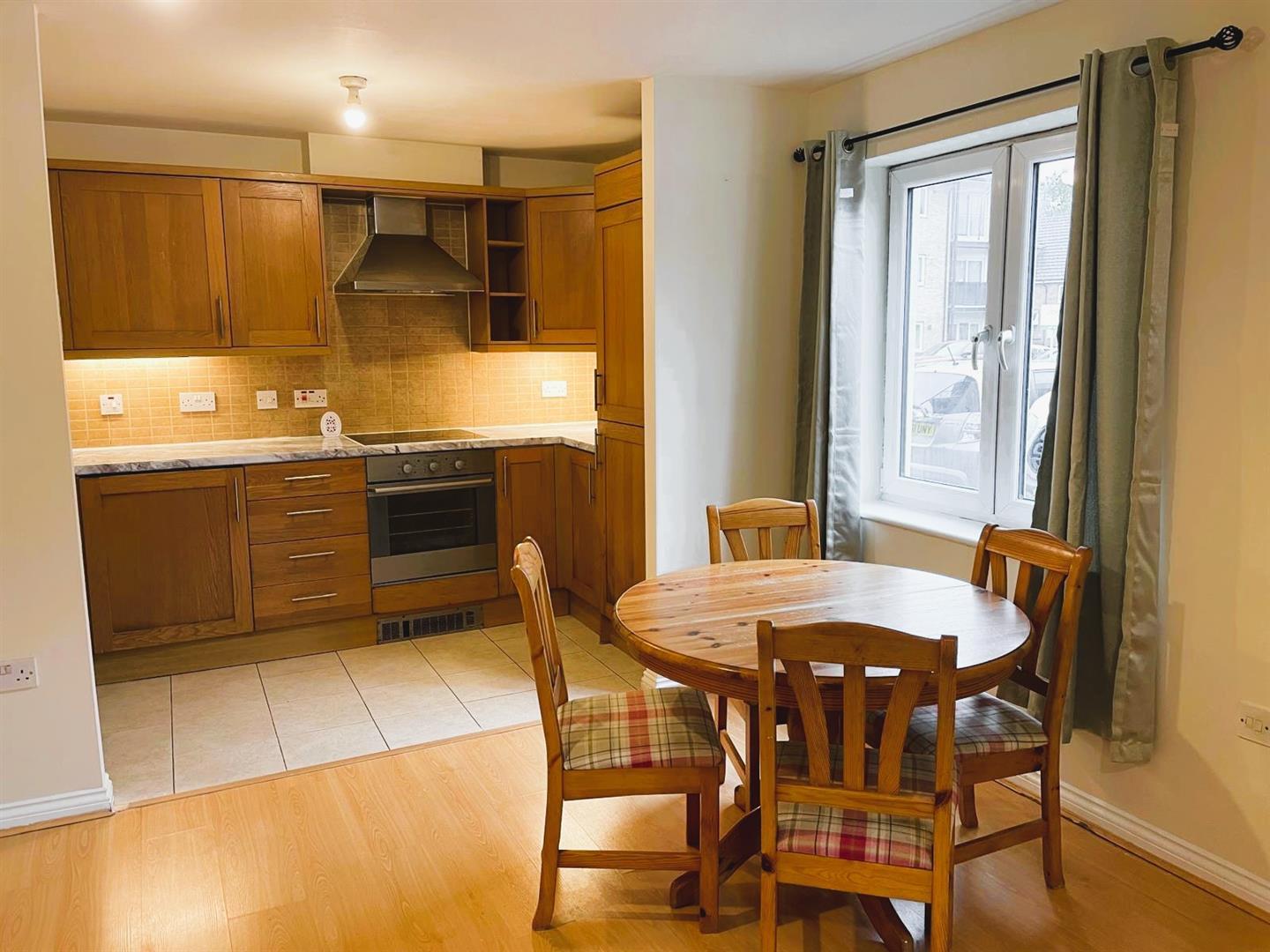 Flat Blackburn Way in Greater London
