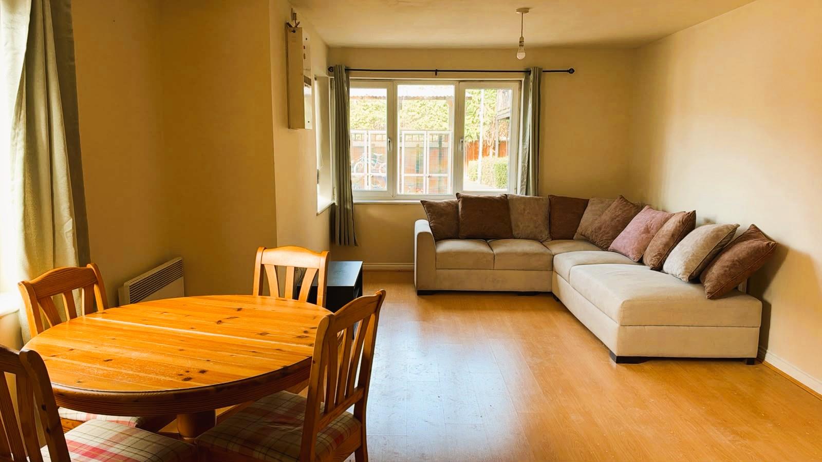 Flat Blackburn Way in Greater London