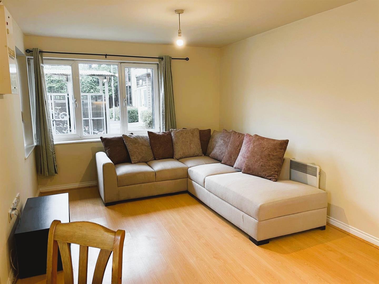 Flat Blackburn Way in Greater London