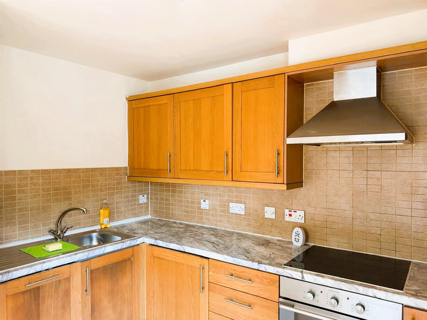 Flat Blackburn Way in Greater London