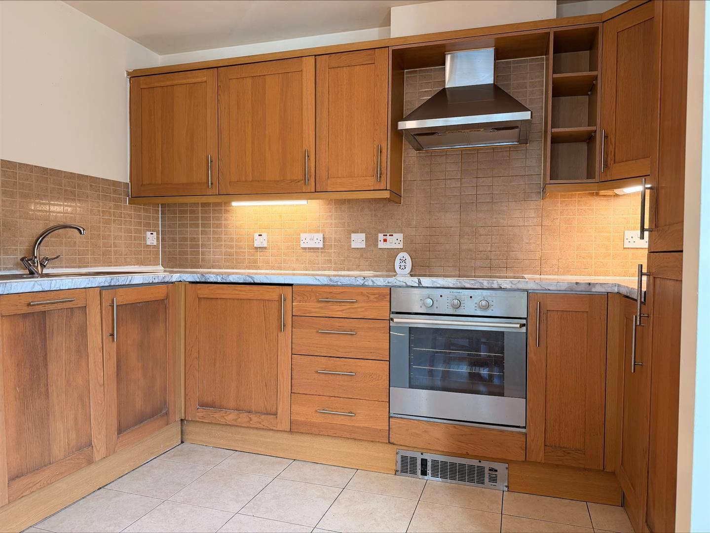 Flat Blackburn Way in Greater London