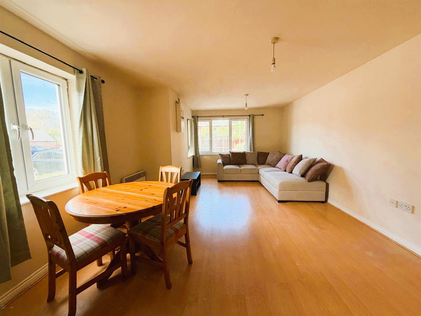 Flat Blackburn Way in Greater London