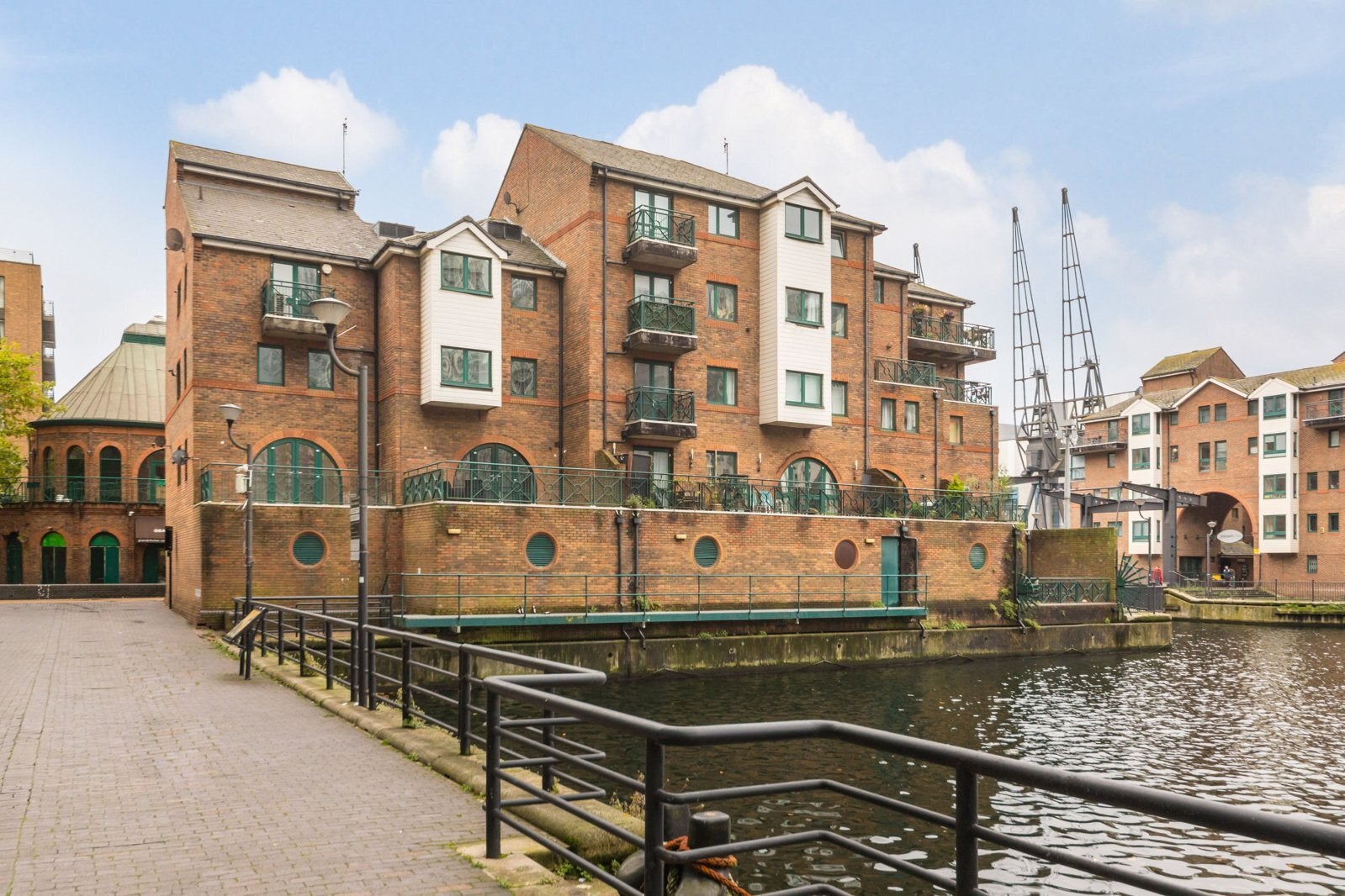 Flat Pepper Street in Greater London