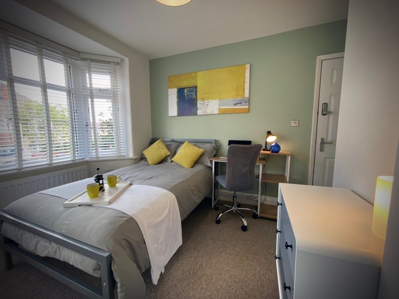 Room Mayville Avenue in Bristol
