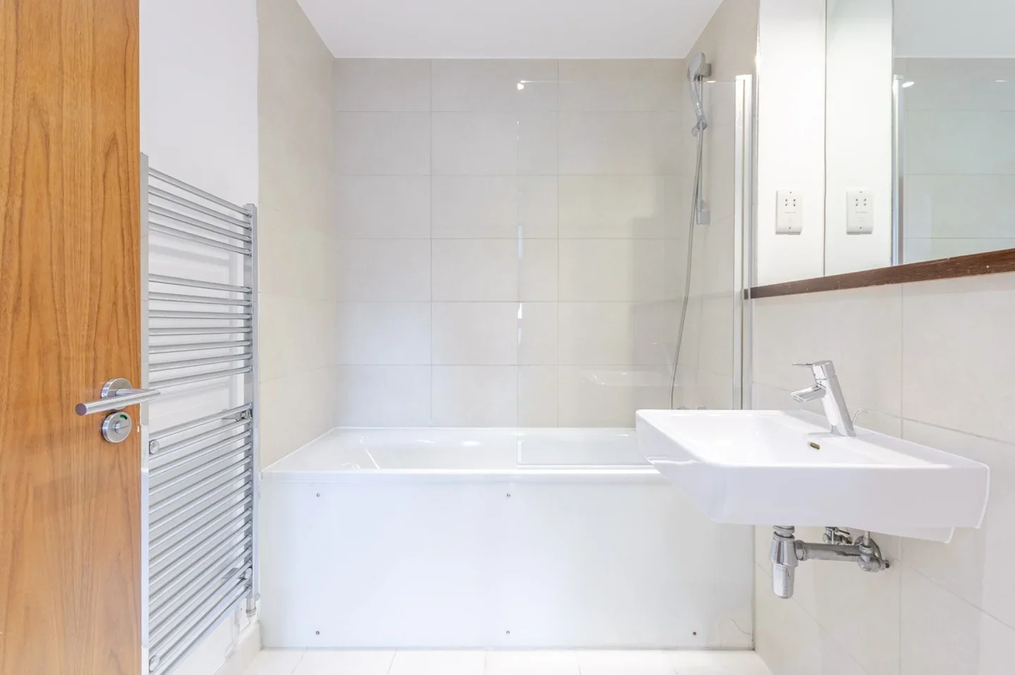 Flat Westholme Gardens in Greater London