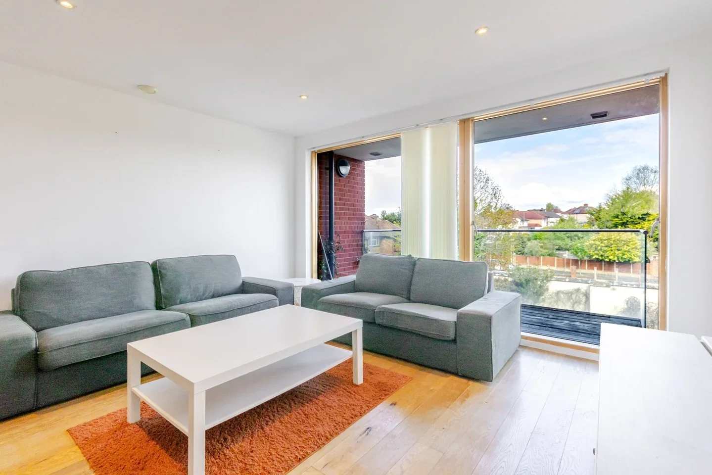 Flat Westholme Gardens in Greater London