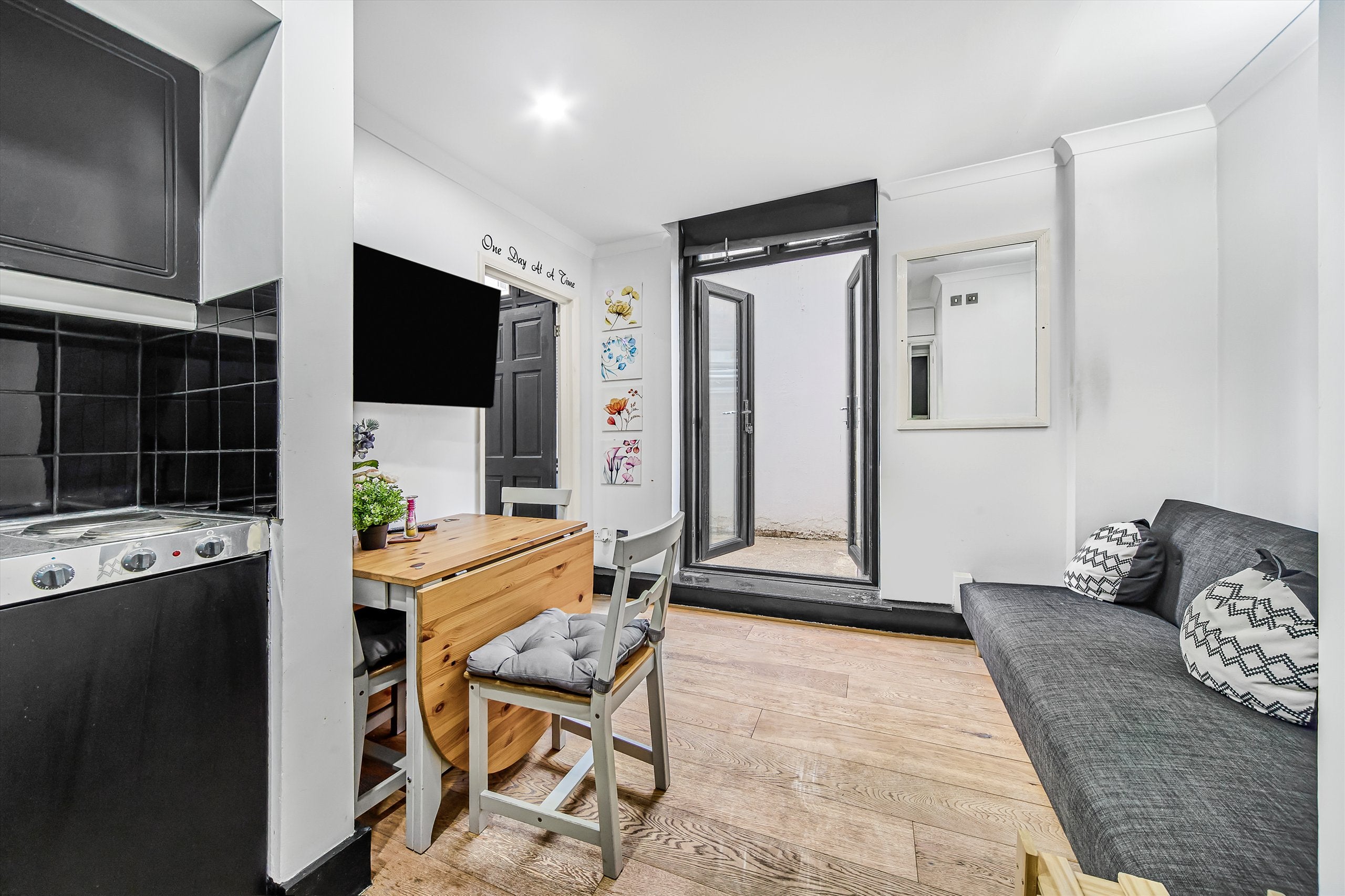 Flat Montrose Court in City of Westminster
