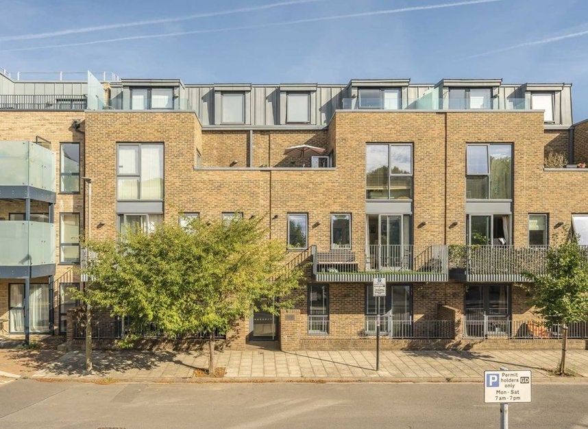 Flat Gideon Road in Greater London