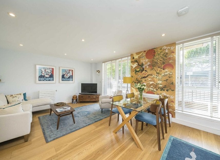 Flat Gideon Road in Greater London