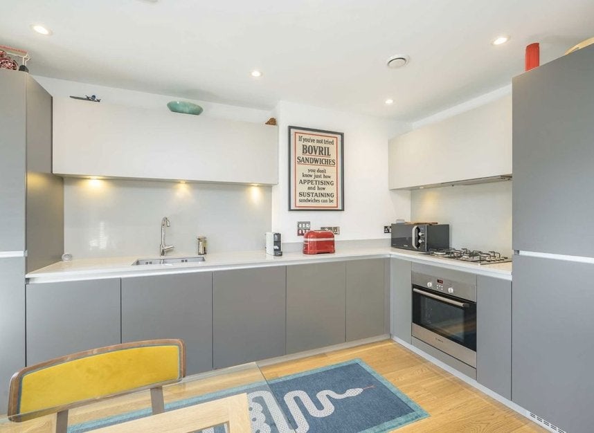 Flat Gideon Road in Greater London
