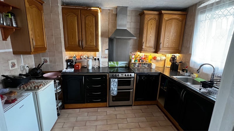 Room Corby Way in Greater London