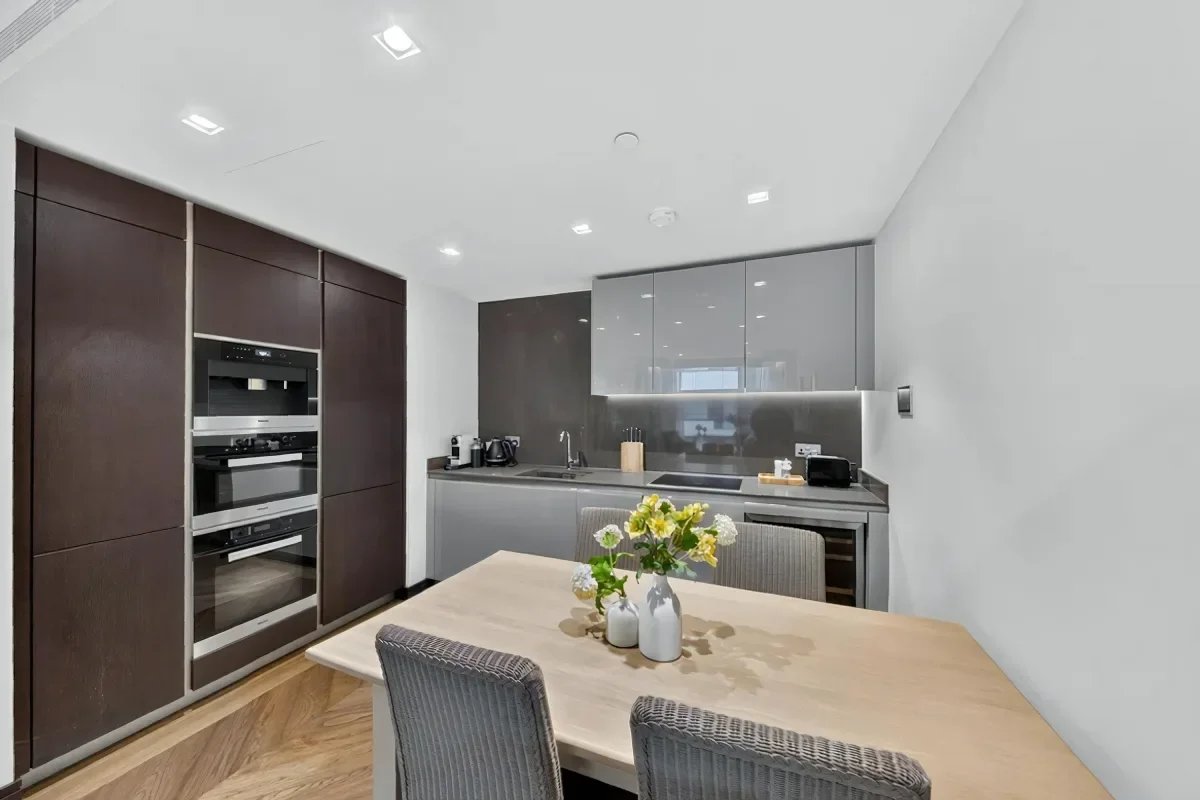 Flat Earls Way in Greater London