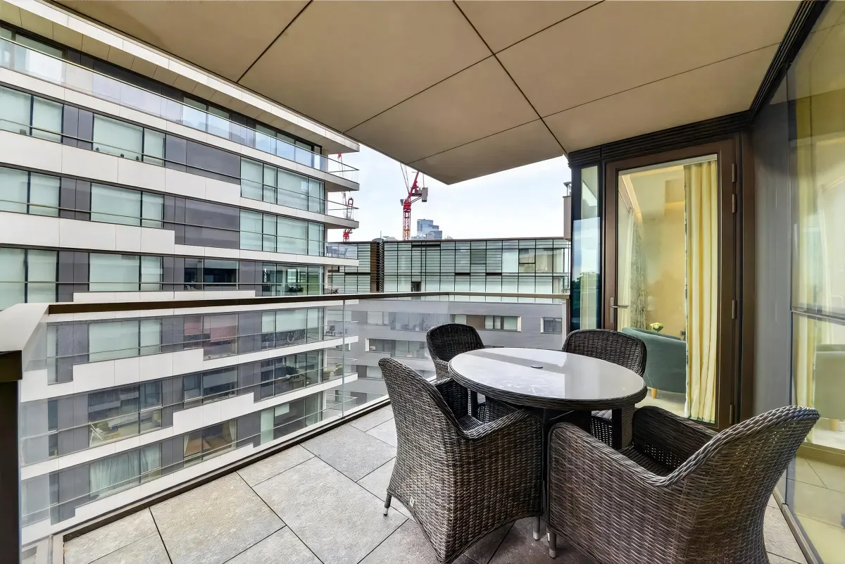 Flat Earls Way in Greater London