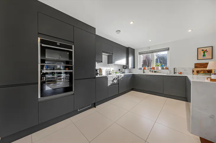 Flat Beechcroft Avenue in Greater London