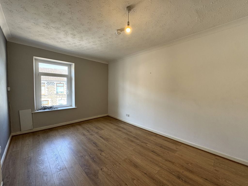 Room Cardiff Road in Taffs Well