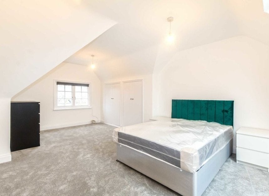 Flat Cricklade Avenue in Greater London