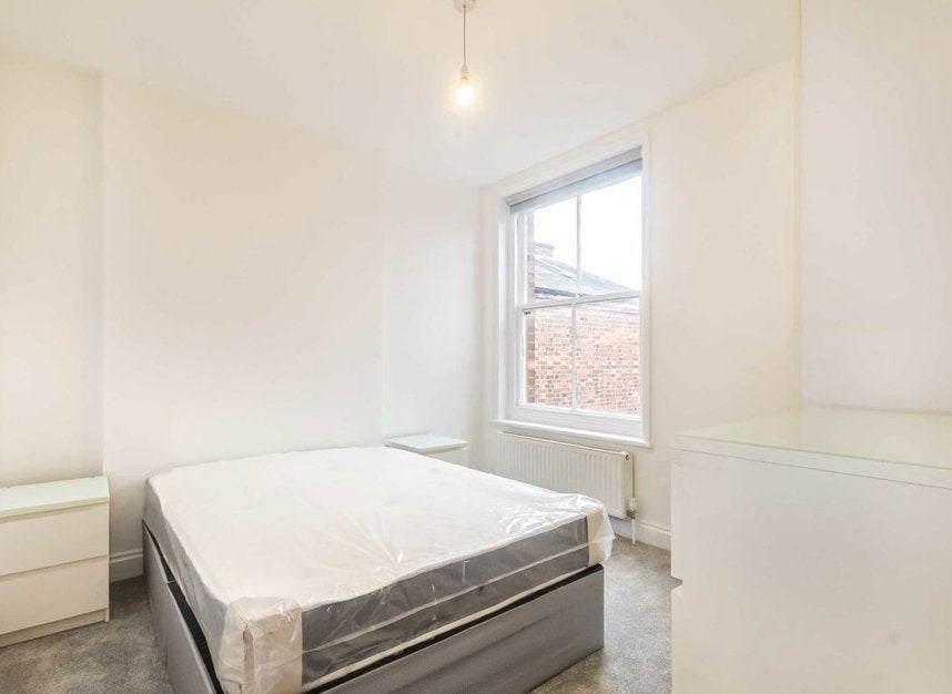 Flat Cricklade Avenue in Greater London