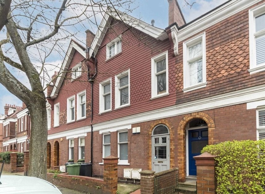 Flat Cricklade Avenue in Greater London