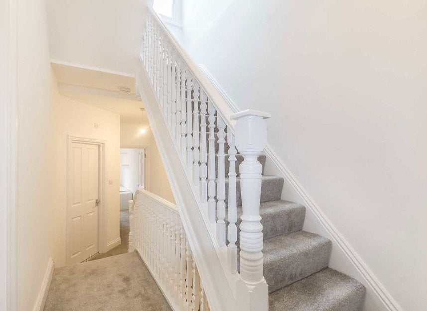 Flat Cricklade Avenue in Greater London