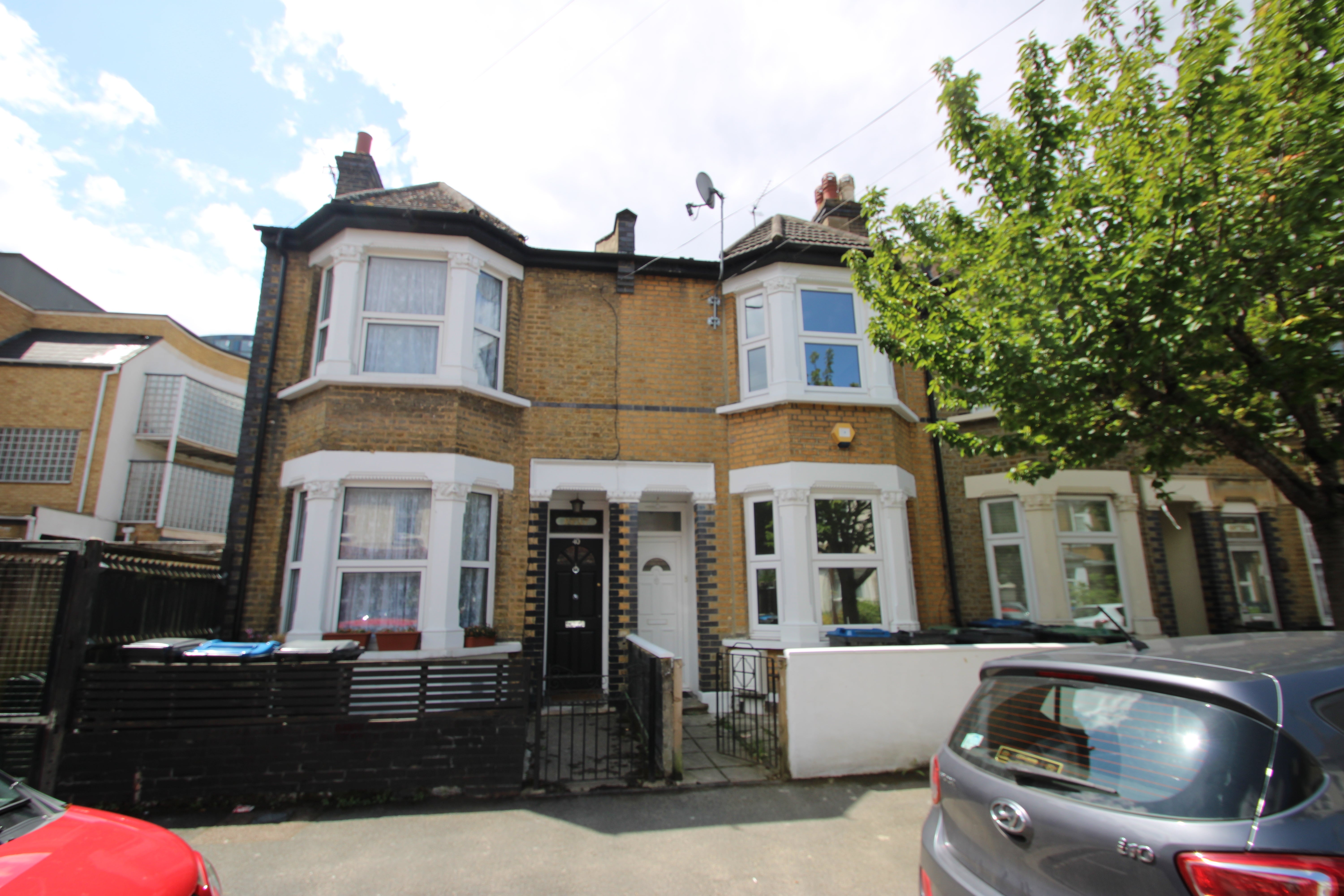 House Thornhill Road in Greater London