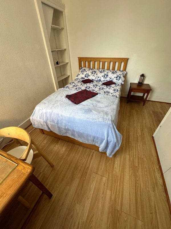 Room Rhodesia Road in Greater London