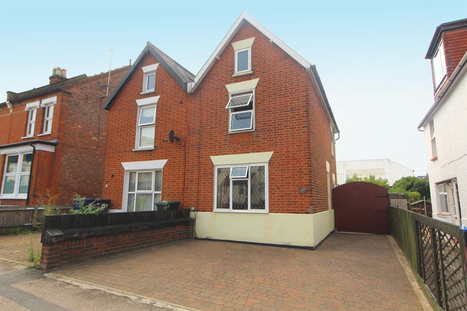 House Plantagenet Road in Greater London