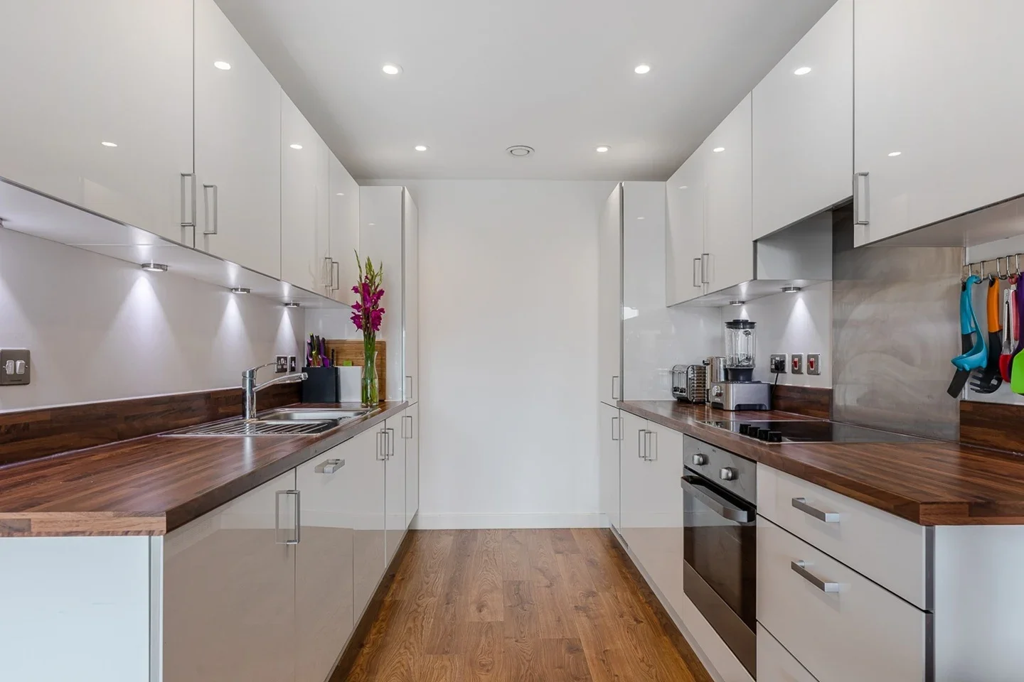 Flat Bevenden Street in Greater London