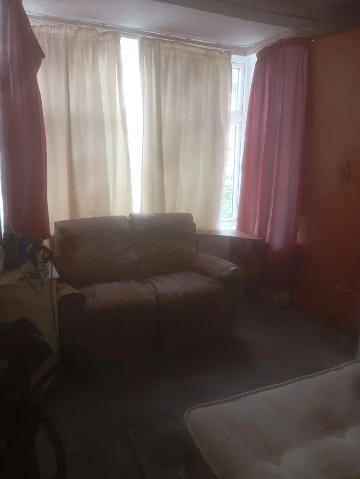 Room Bulstrode Avenue in Greater London