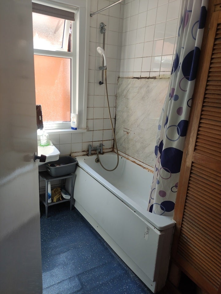 Room Bulstrode Avenue in Greater London